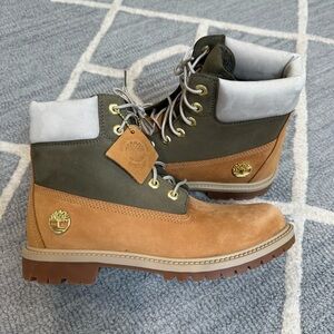 Timberland Woman’s Tan and Green Boots with Nubuck Leather